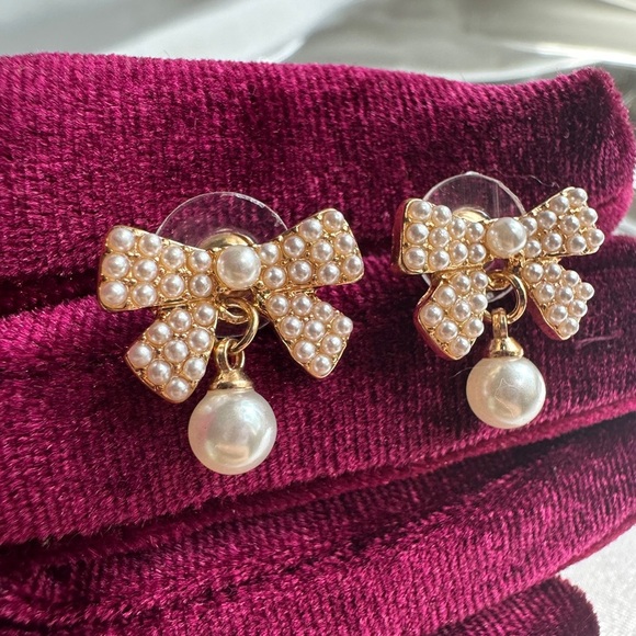 So cute 
Bridal style 
Pearl Bow Earrings with Gold Accents - Picture 1 of 9